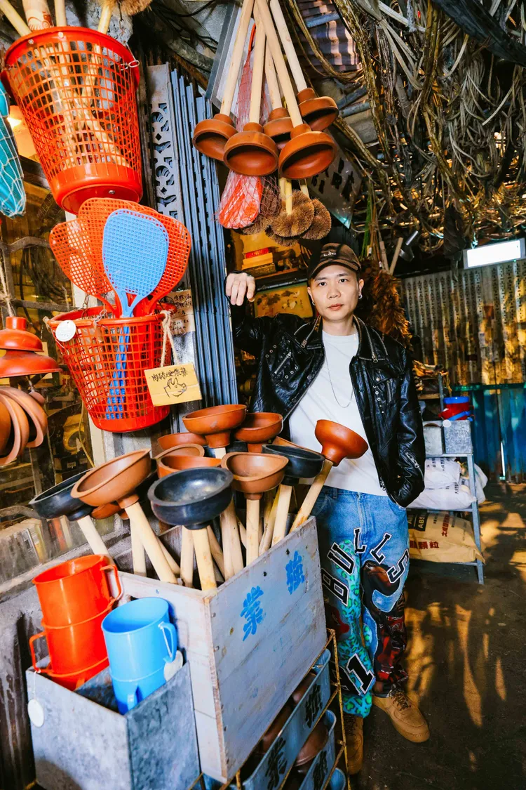 蕭秉治體驗早期香港舊景。相信音樂提供