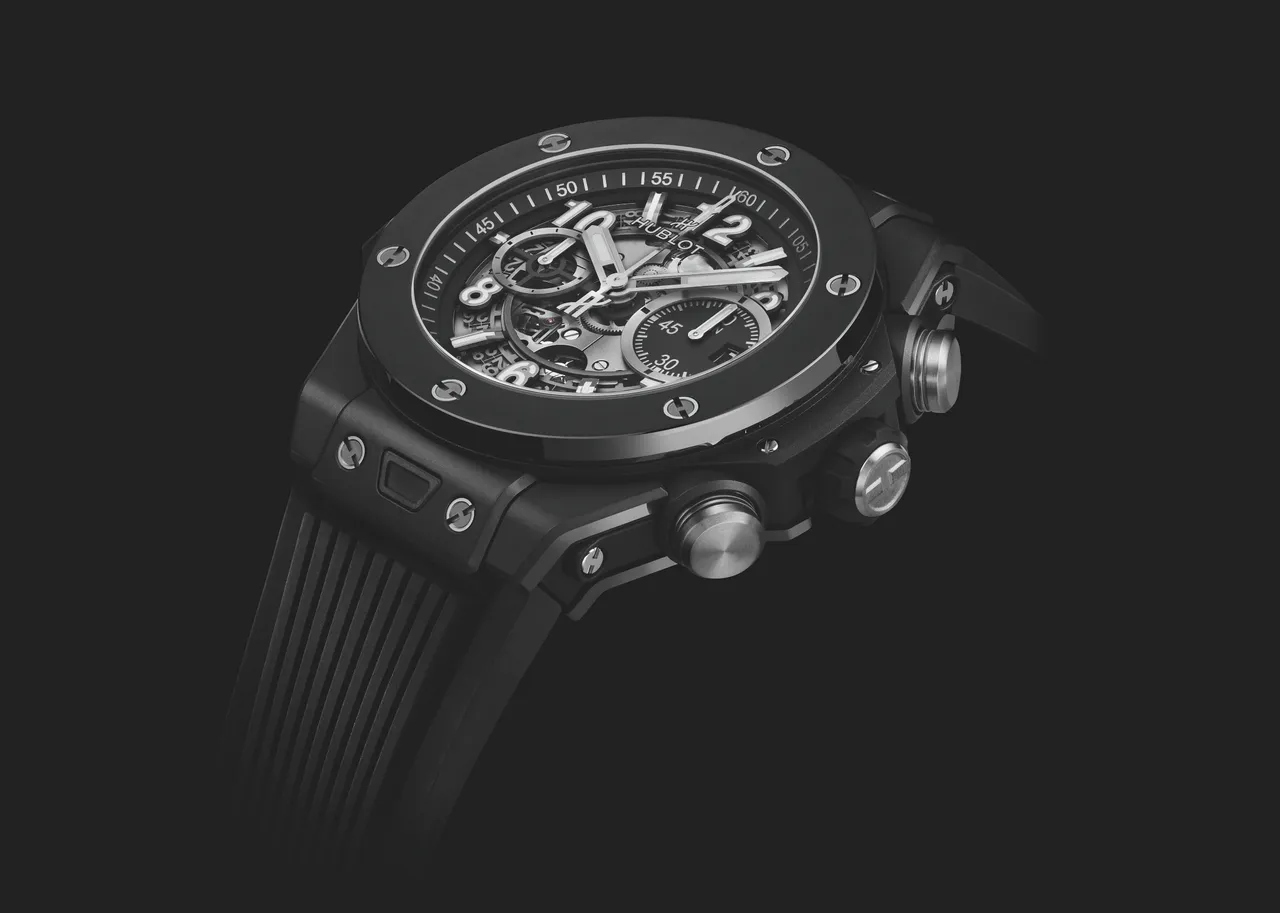 HUBLOT Big Bang Unico魔力黑計時碼錶，43mm，拋光黑陶瓷錶殼，鏤空面盤，黑色立體橡膠錶帶，MHUB1280 UNICO自製自動上鍊飛返計時機芯，動力儲存72小時，防水深度100米。品牌提供