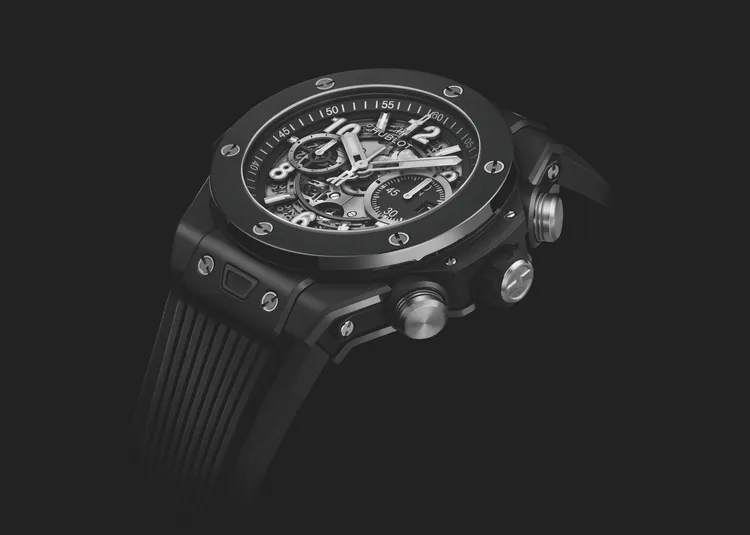 HUBLOT Big Bang Unico魔力黑計時碼錶，43mm，拋光黑陶瓷錶殼，鏤空面盤，黑色立體橡膠錶帶，MHUB1280 UNICO自製自動上鍊飛返計時機芯，動力儲存72小時，防水深度100米。品牌提供