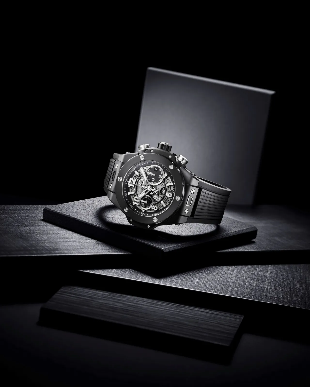 HUBLOT Big Bang Unico魔力黑計時碼錶，43mm，拋光黑陶瓷錶殼，鏤空面盤，黑色立體橡膠錶帶，MHUB1280 UNICO自製自動上鍊飛返計時機芯，動力儲存72小時，防水深度100米。品牌提供