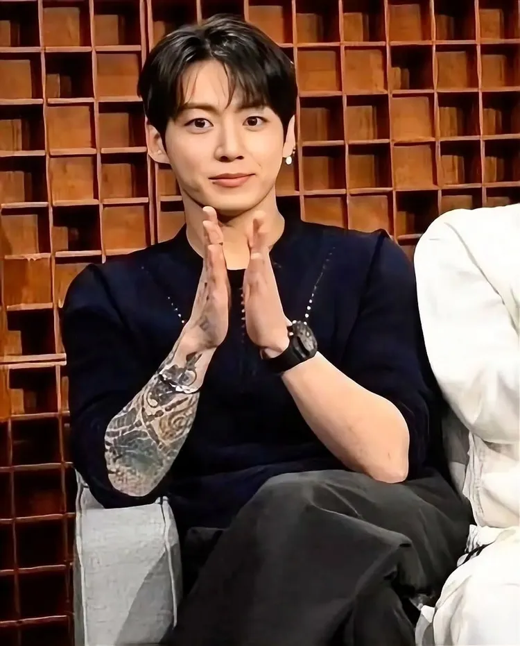 柾國當天佩戴HUBLOT的Big Bang Unico魔力黑計時碼錶。品牌提供