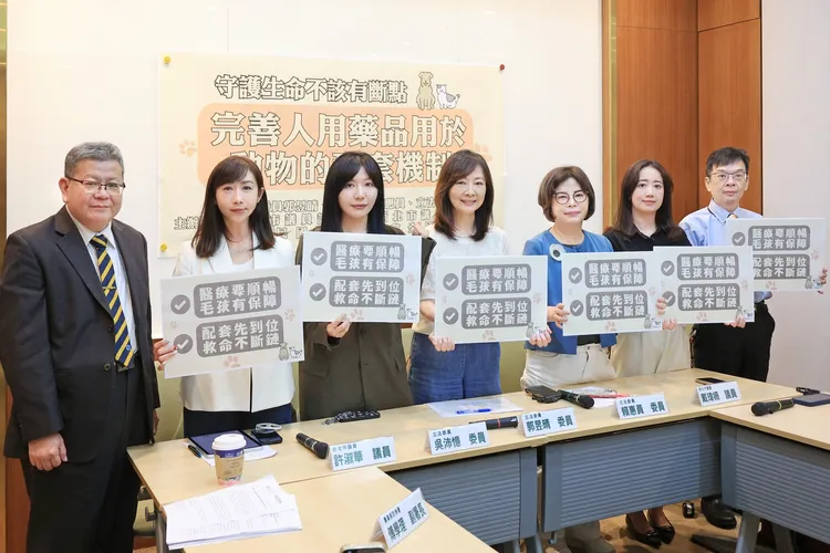 綠營立委吳沛憶要求農業部防檢署與衛福部食藥署新制不能倉促上路，必須接受公民監督。吳沛憶臉書