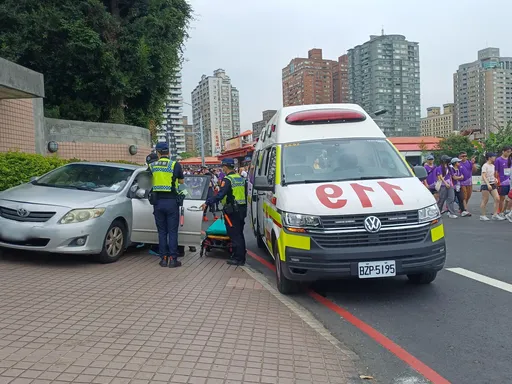 淡江大橋路跑驚魂！釣魚翁虛脫昏沉仍欲駕車　警即時出手守住人潮安全