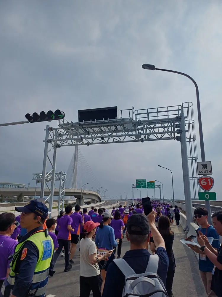 淡江大橋即將於5月12日正式通車，通車前活動不斷，也吸引許多民眾前來朝聖。翻攝畫面