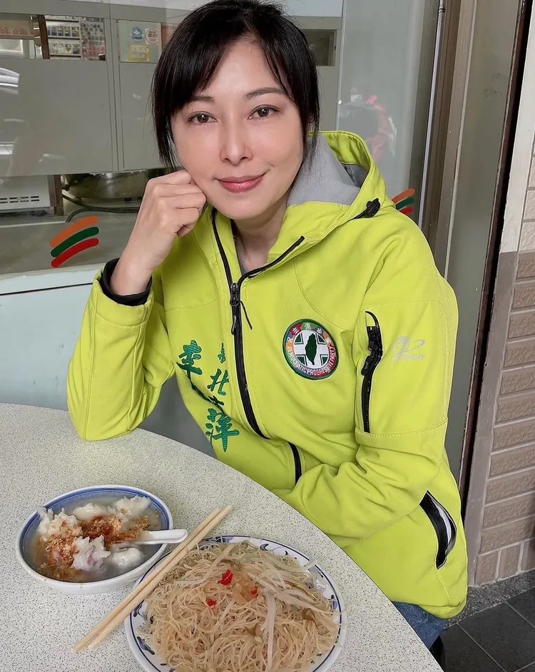 李倩萍社群平台常會介紹地方美食，也會在節日角色扮演送上祝福，而最厲害的就是身材竟可維持著與高中時代相差無幾。翻攝自IG