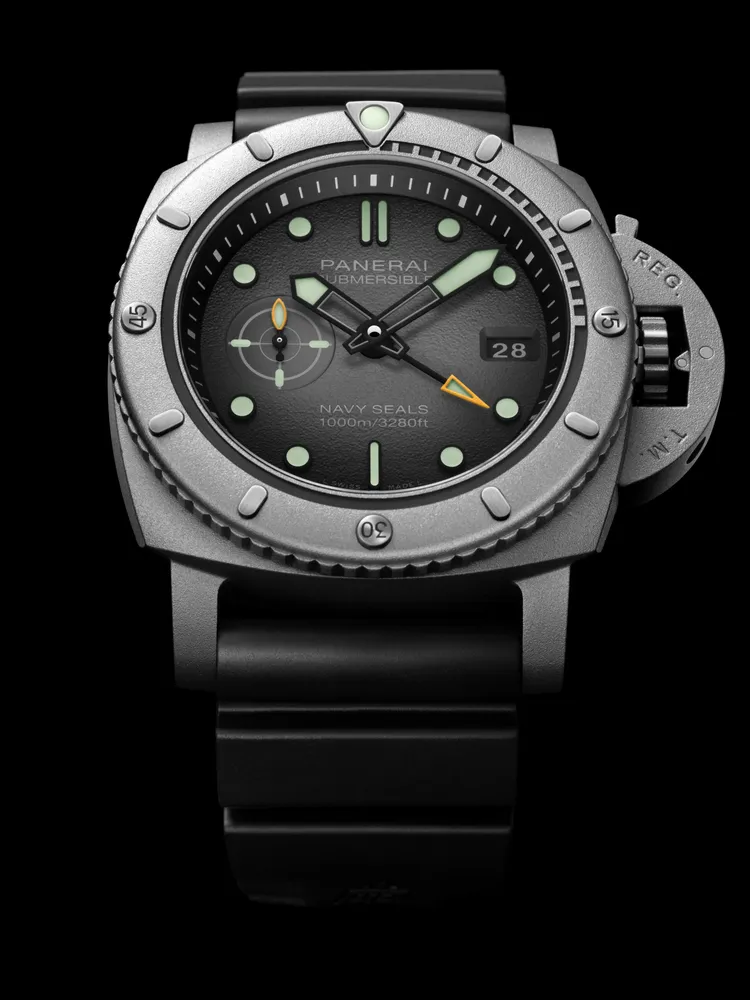 沛納海Submersible Navy SEALs Afniotech 體驗版腕錶（PAM01089） ，47mm ，Afniotech鉿金屬錶殼，炭灰色漸變錶盤，黑色橡膠錶帶，P.9010/GMT自動上鍊機械機芯 ，動力儲存3日 ，防水深度1000米 ，限量35只，290萬4000元。品牌提供