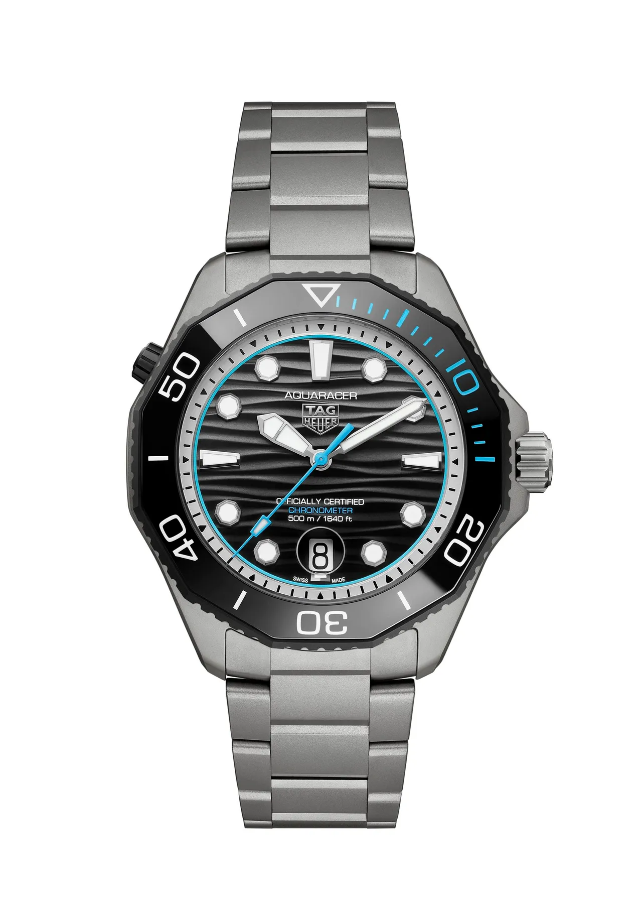 泰格豪雅Aquaracer Professional 500日期腕錶海藍款，42mm，噴砂2級鈦金屬錶殼，黑色漸層塗漆及波浪紋錶盤，噴砂2級鈦金屬錶帶，TH30-00自動機芯，動力儲存70小時，防水深度500米，限量1500只，17萬4600元。品牌提供