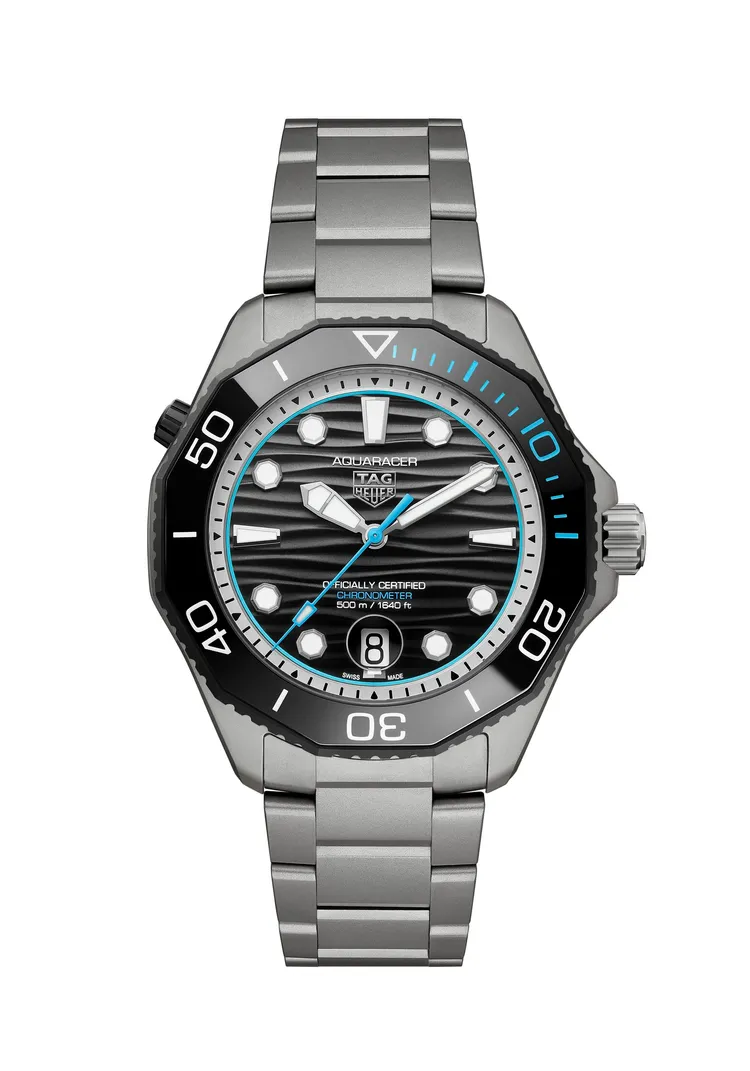 泰格豪雅Aquaracer Professional 500日期腕錶海藍款，42mm，噴砂2級鈦金屬錶殼，黑色漸層塗漆及波浪紋錶盤，噴砂2級鈦金屬錶帶，TH30-00自動機芯，動力儲存70小時，防水深度500米，限量1500只，17萬4600元。品牌提供