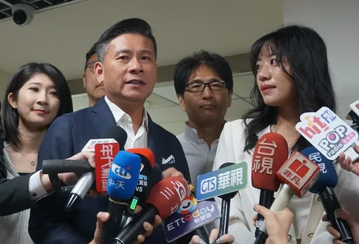 楊智伃初選落敗哭了！李明璇給抱抱安慰