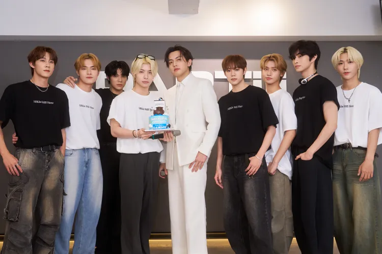 U_NUS高有翔（右五）驚喜現身ARKis排練現場。量籽計畫提供