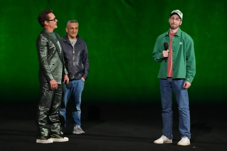 將再扮演「美國隊長」的克里斯伊凡（右）與導演喬、小勞勃在電影博覽會中讓戲院業者與業界人士搶先一睹《復仇者聯盟：末日崛起》首支預告片。美聯社