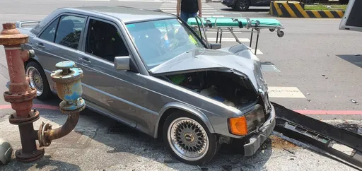 八里中華路嚴重車禍！小客車左轉遭老賓士衝撞3人傷