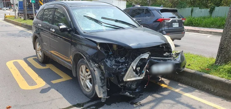 側面遭撞的黑色小客車。翻攝畫面