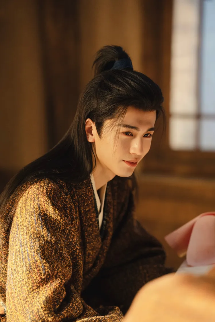 張凌赫允文允武，舉手投足迷人。翻攝張凌赫IG