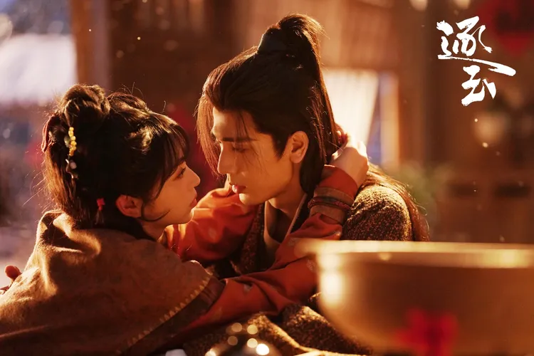 張凌赫（右）和田曦薇《逐玉》劇中生死相許的愛情令劇迷痴狂。翻攝網劇《逐玉》官微