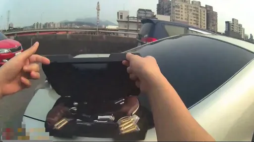 一撞全曝光！毒駕男恍惚追尾前車　窩藏槍毒全被搜出吃牢飯