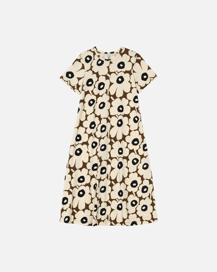 Marimekko咖啡色Unikko游霓可印花短袖長洋裝，8900元。品牌提供