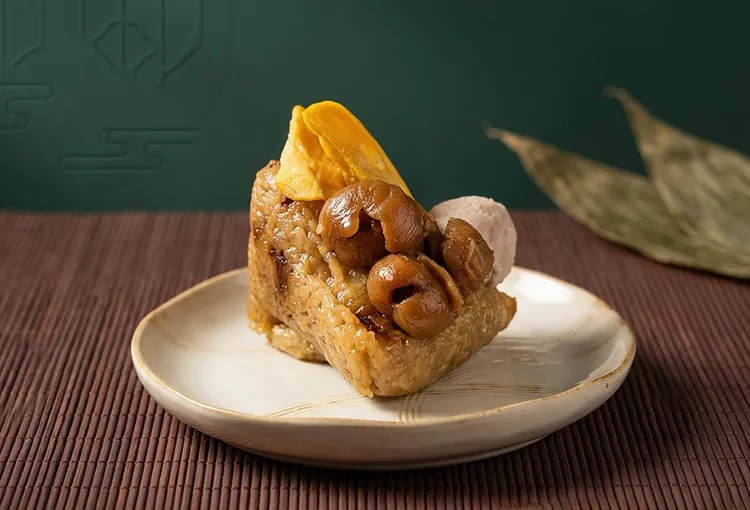 台南遠東香格里拉飯店「桂圓蜜薯芋泥粽」為端午新品，以桂圓與芋泥入餡，口感溫潤清甜。台南遠東香格里拉提供