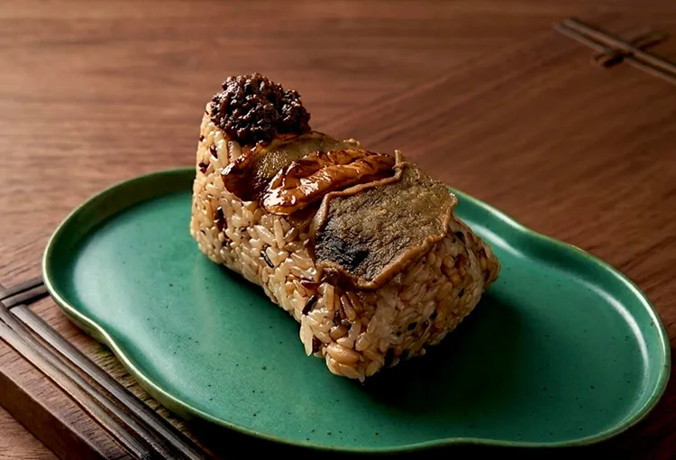 台南遠東香格里拉飯店「松露蕈菇五米素粽」延續熱賣款，以松露與蕈菇入餡，搭配五米口感，清爽不膩。台南遠東香格里拉提供