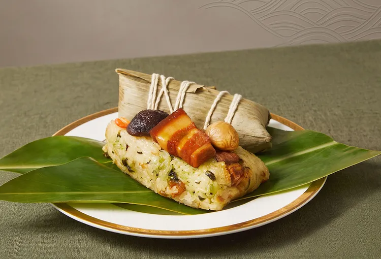 台南遠東香格里拉飯店「傳香無錫燒肉粽」為去年電商熱賣款，今年納入粽禮系列，甜鹹醬香層次豐富。台南遠東香格里拉提供