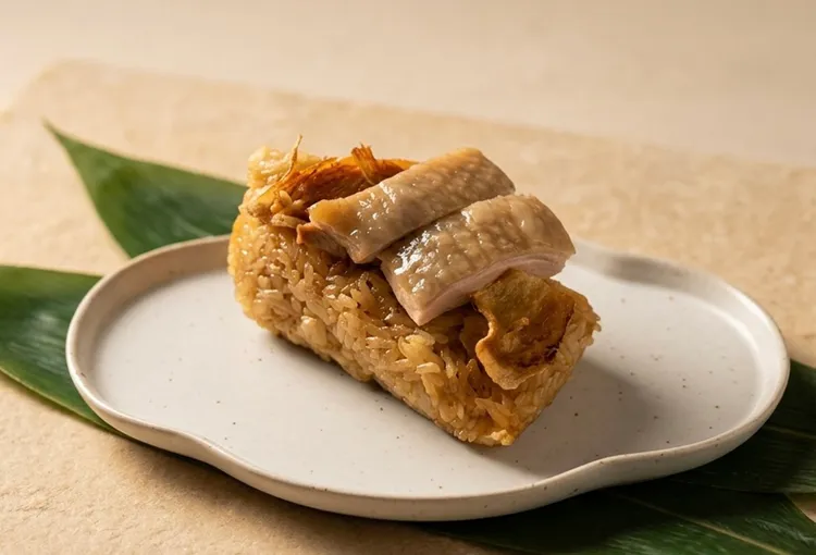 台南遠東香格里拉飯店「御品麻油土雞飯粽」為去年熱賣款，以黑麻油與老薑提香，結合土雞肉入粽，風味溫潤醇厚。台南遠東香格里拉提供