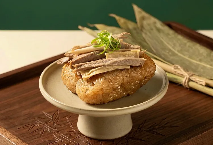 台南遠東香格里拉飯店「淮揚御醬鴨方粽」為端午新品，取材香酥鴨方，鴨肉與腐竹入餡，層次分明。台南遠東香格里拉提供