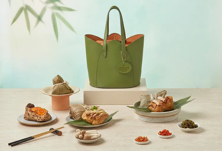 台南遠東香格里拉飯店「青雅典藏粽禮袋」以墨綠皮革質感設計，內含多款風味粽，涵蓋葷素甜粽，兼具保溫保冷功能與送禮質感。台南遠東香格里拉提供