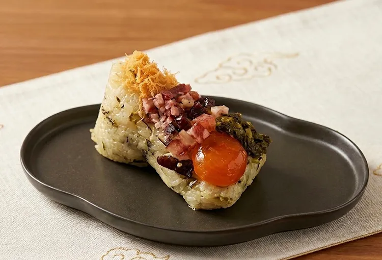 台南遠東香格里拉飯店「金絲蛋黃菜飯粽」延續去年熱賣，以干貝、臘腸與蛋黃入餡，呈現層次分明的上海菜飯風味。台南遠東香格里拉提供