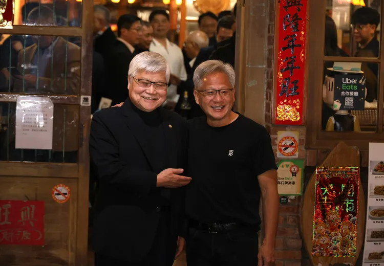 輝達(NVIDIA)執行長黃仁勳(右)與台積電董事長魏哲家。彭欣偉攝