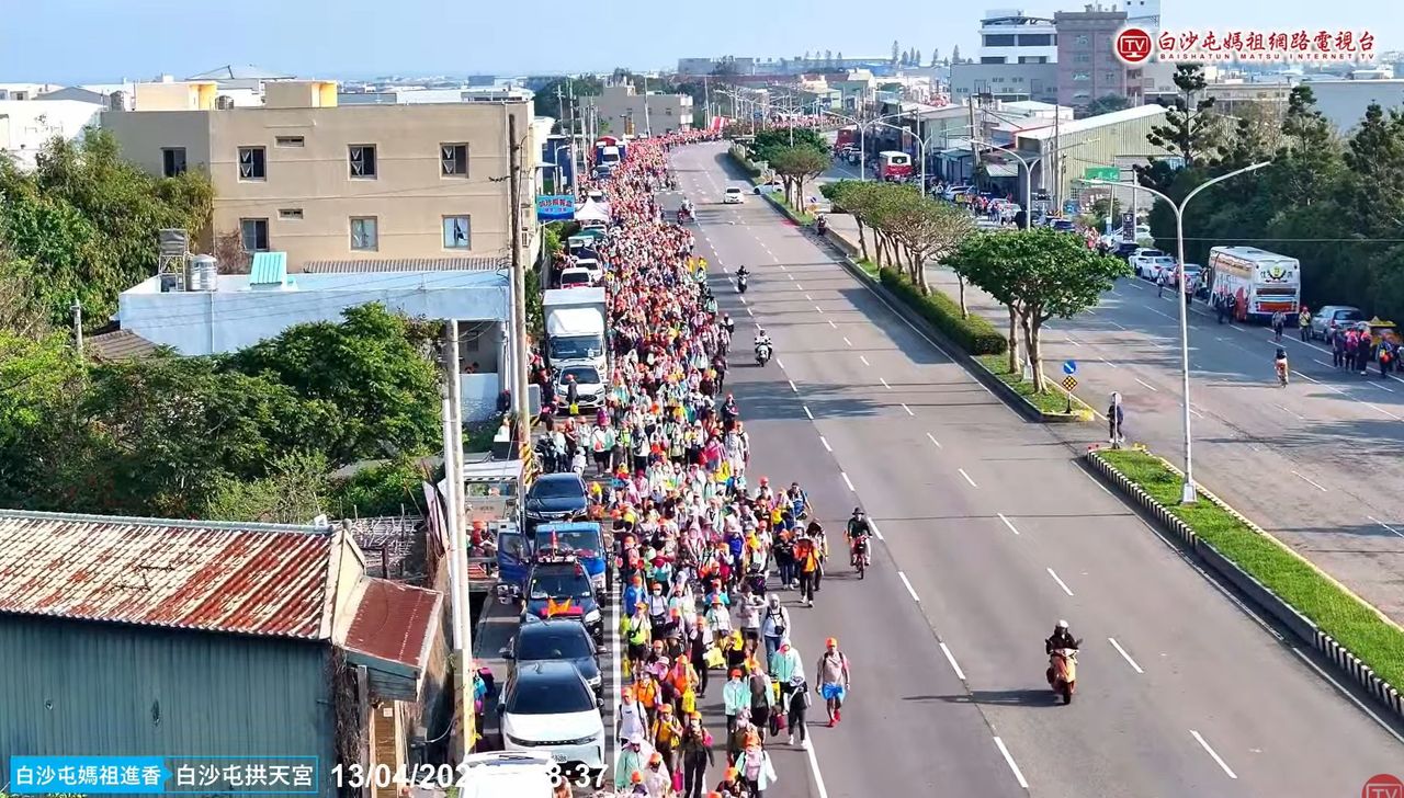 白沙屯媽祖清晨抵達台中市 25萬名香燈腳隨行!台1線驚見人龍
