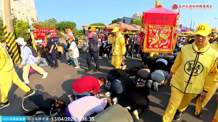 沿途滿是排隊鑽轎底的民眾。翻攝「白沙屯媽祖網路電視台」