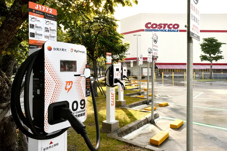 台灣大哥大所推出的MyCharge充電服務，讓電車充電與生活圈輕鬆結合，解決目的地焦慮。目前MyCharge於全台佈建超過110個站點，提供600支充電樁，站點更廣泛進駐Costco 美式賣場、商辦大樓、大型購物中心，百貨與星級飯店等熱點，讓車主在商務洽公或休閒旅遊的同時，能利用停留時間輕鬆補足電力，不須額外費力尋找充電車位。  OpenHub致力於建構全台最綿密的充電網路，透過整合超過1,800個充電站點，確保Toyota與Lexus車主無論是長途行駛所需的高速快充，或是日常停留的目的地慢充，