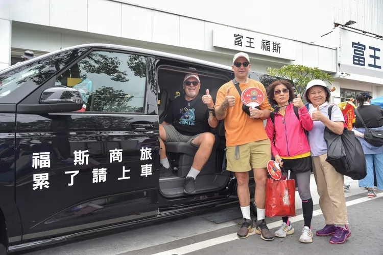 福斯商旅也邀請英國YouTuber 大豐大哥大參與遶境活動，並陪同父親一同體驗台灣宗教文化。業者提供