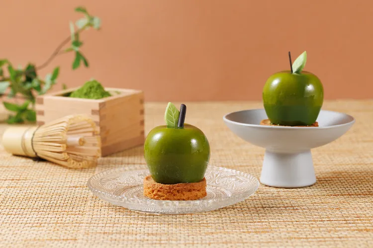 「焙茶蘋果慕斯」(售價240元)淡雅烘焙風味的焙茶慕斯，內藏焦糖蘋果凍的微酸甜滋味，下層鋪上香酥的布列塔尼酥餅，多層次口感讓人一口接一口。JR東日本大飯店台北提供