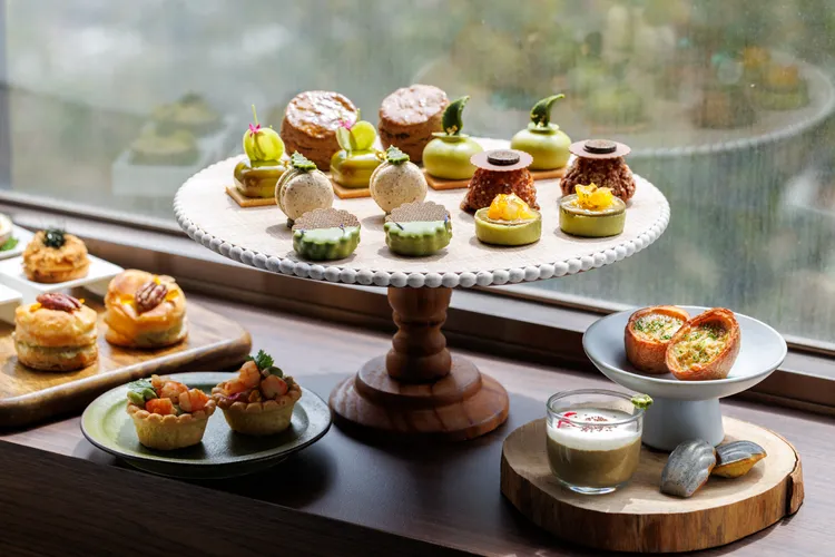 JR東日本大飯店台北的台灣茶下午茶，有紅烏龍茶香肉鬆多拿滋、四季春蝦仁小點，到柚香金萱慕斯與包種茶馬卡龍，每一道皆蘊含台灣茶的細膩風味。JR東日本大飯店台北提供