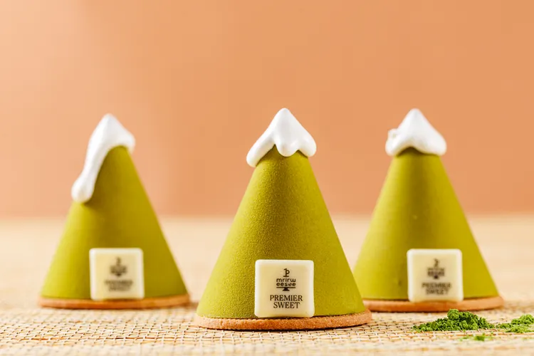 帶了富士山外觀設計，「抹茶歐蕾」(售價240元)以抹茶慕斯包裹著口感滑順的牛奶歐蕾慕斯,搭配蜜漬紅豆，呈現經典日式抹茶的溫和風味。JR東日本大飯店台北提供