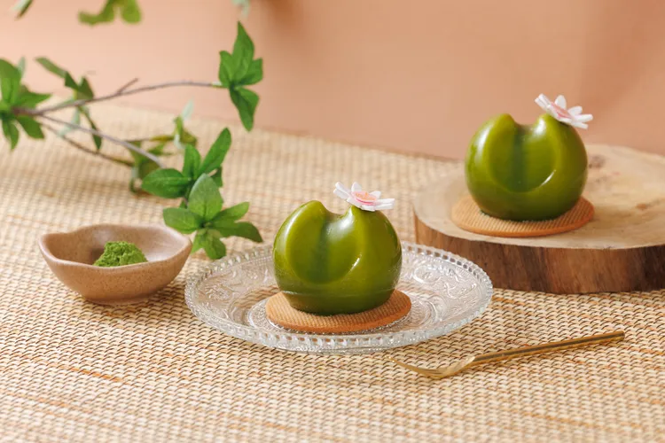 「杏桃抹茶乳酪慕斯」(售價240元)以濃郁抹茶乳酪慕斯球包裹蜂蜜杏桃凍，底部搭配清香柚子脆餅，融合茶香、果香與乳酪口感，層次豐富。JR東日本大飯店台北提供