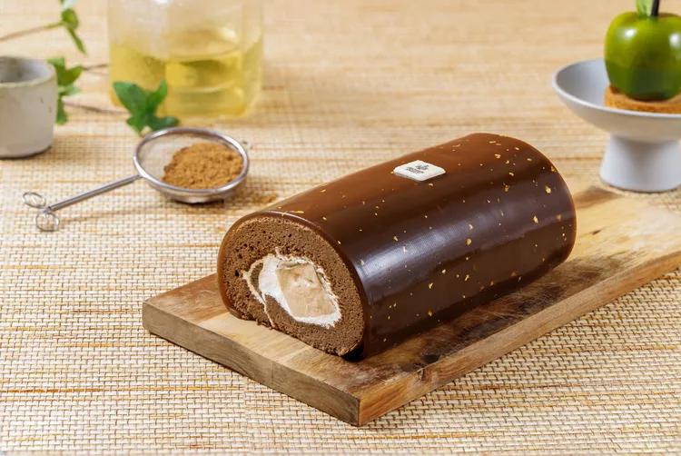 「黑糖焙茶生乳捲」(售價650元)以日本焙茶烘烤蛋糕體散發濃郁茶香，搭配濃厚黑糖奶凍內餡，焙茶香與黑糖焦甜交織，口感柔軟滑順。JR東日本大飯店台北提供
