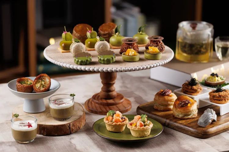 以台灣茶為靈感，JR東日本大飯店台北的點心房團隊結合台東鹿野紅烏龍、南投紅玉紅茶、木柵鐵觀音，以及坪林包種茶，推出9甜與5鹹的台灣茶雙人下午茶(售價1480元+10%)。JR東日本大飯店台北提供