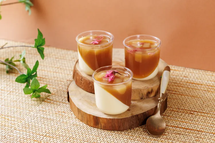 「櫻花蜜桃烏龍優格杯」(售價240元)清爽優格慕斯結合白桃果泥與凍頂烏龍茶香，入口輕盈細膩，點綴鹽漬櫻花是清爽系甜點。JR東日本大飯店台北提供