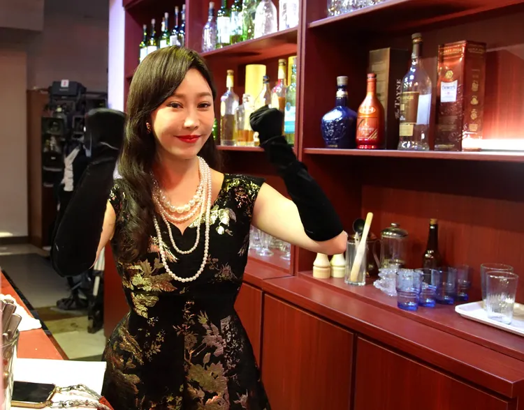 黃露瑤戴上手套調酒，讓拍戲難度更上層樓。台視提供