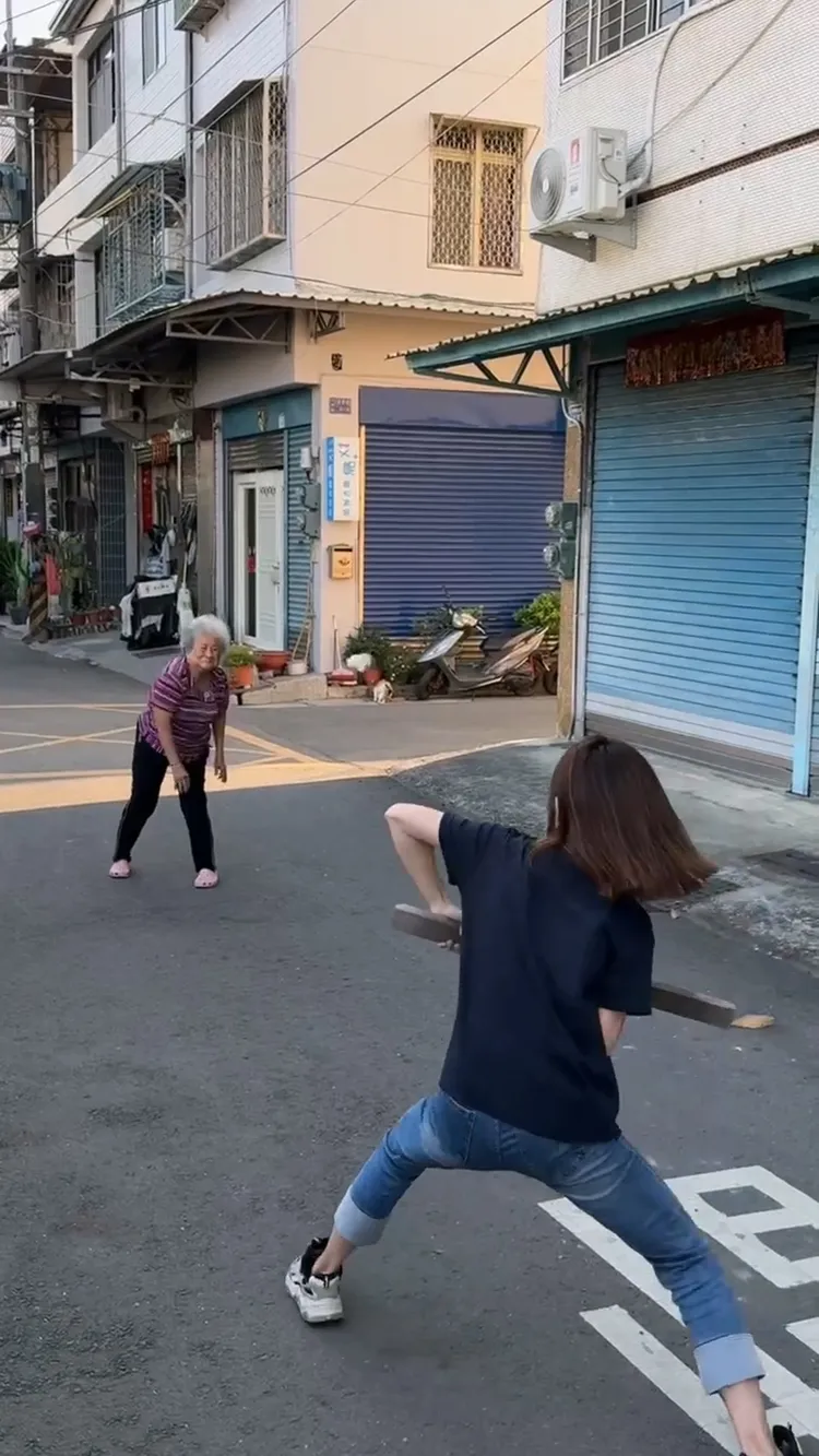 「大港阿嬤」在孫女陪伴下，已自闢「牛棚」開始練球。大港阿媽孫女提供