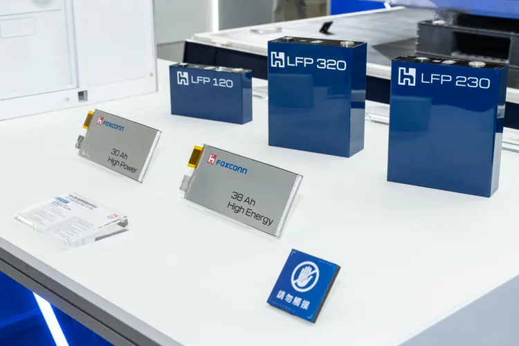 鴻海首度揭露高雄和發電池中心量產產線，展示電芯、電池包與BMS垂直整合實力，應用涵蓋儲能與電動車。鴻海提供