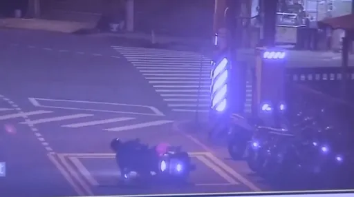 苗栗男騎機車醉倒路邊　拒測挨罰18萬！還被警帶回管束