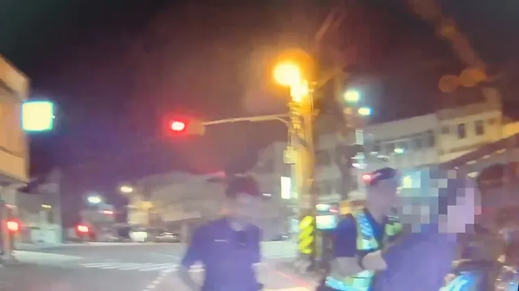 陳男情緒激動出現攻擊傾向，被警方帶回派出所保護管束。民眾提供