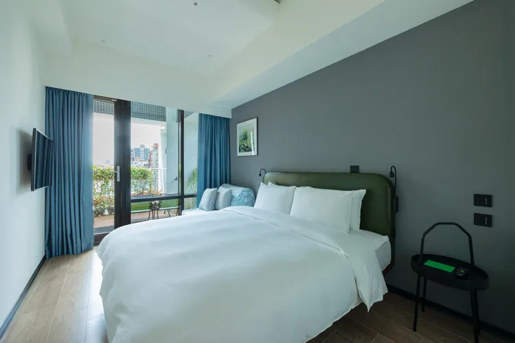 瀚寓夏天提供3種寵物房型，每晚3300元起，房內備品亦全面升級，從飲食碗、摺疊飲水杯、尿便墊到專用毛巾等一應俱全。瀚寓夏天提供