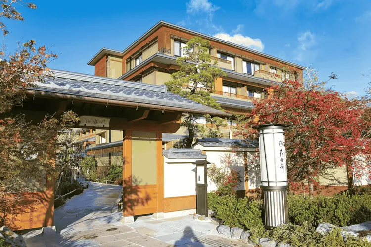 旅遊平台上架今年全新整修開幕的「嵐山溫泉花傳抄」等40間飯店。Klook提供