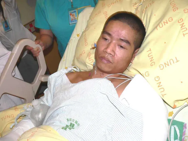 張錫銘當年遭遇警方圍捕中槍送醫。翻攝《爆廢公社》