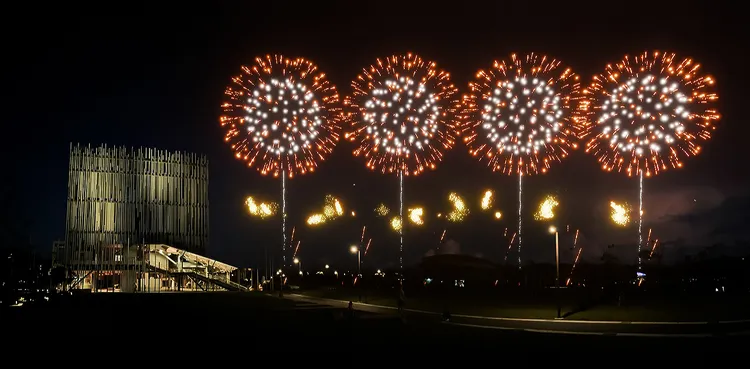 煙火設計以五色柳、牡丹及輪菊等多樣花型交錯綻放(煙火模擬圖)。文化局提供