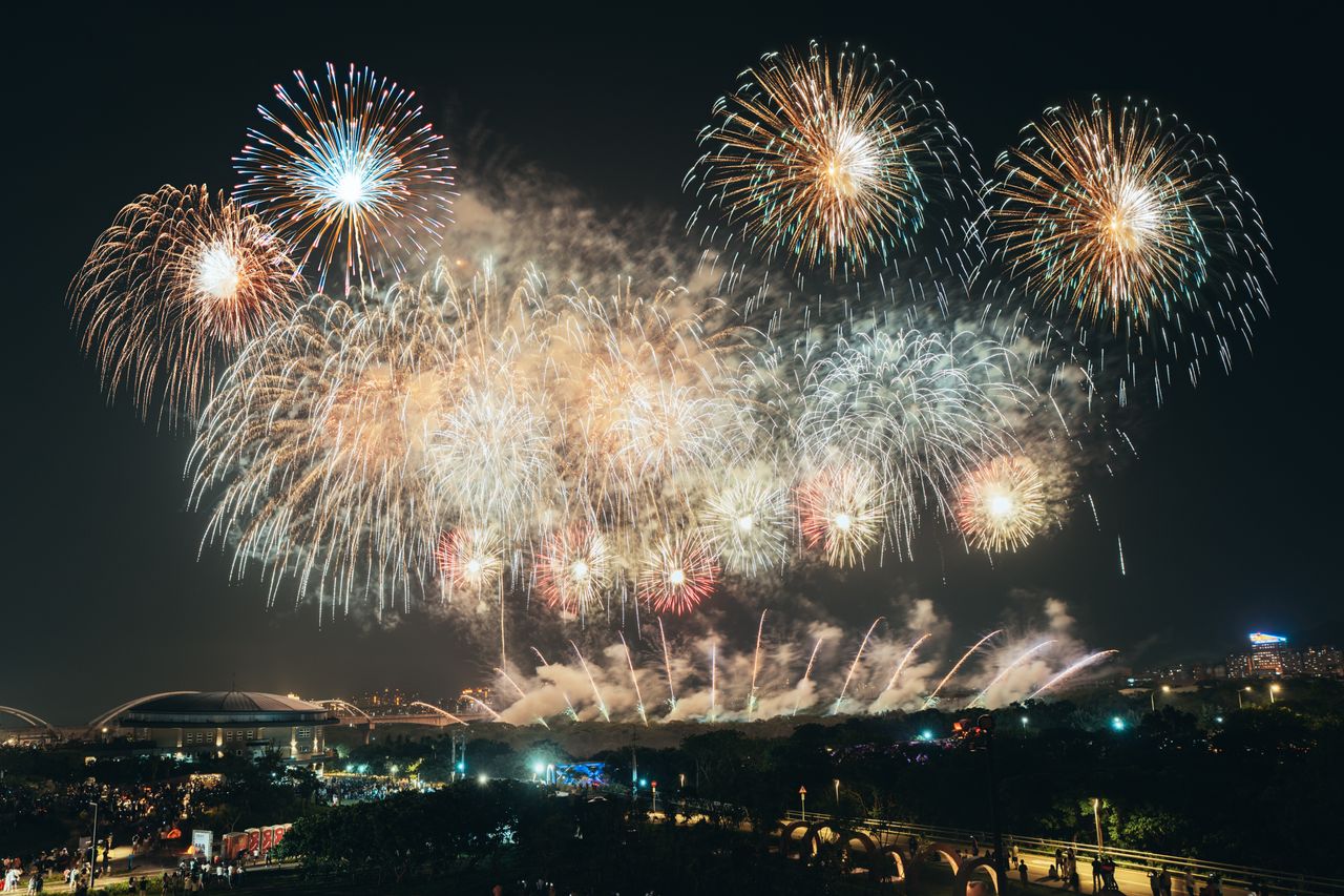 連嗨兩天!新北美術館周年炸裂登場 繽紛煙火×無人機點亮夜空